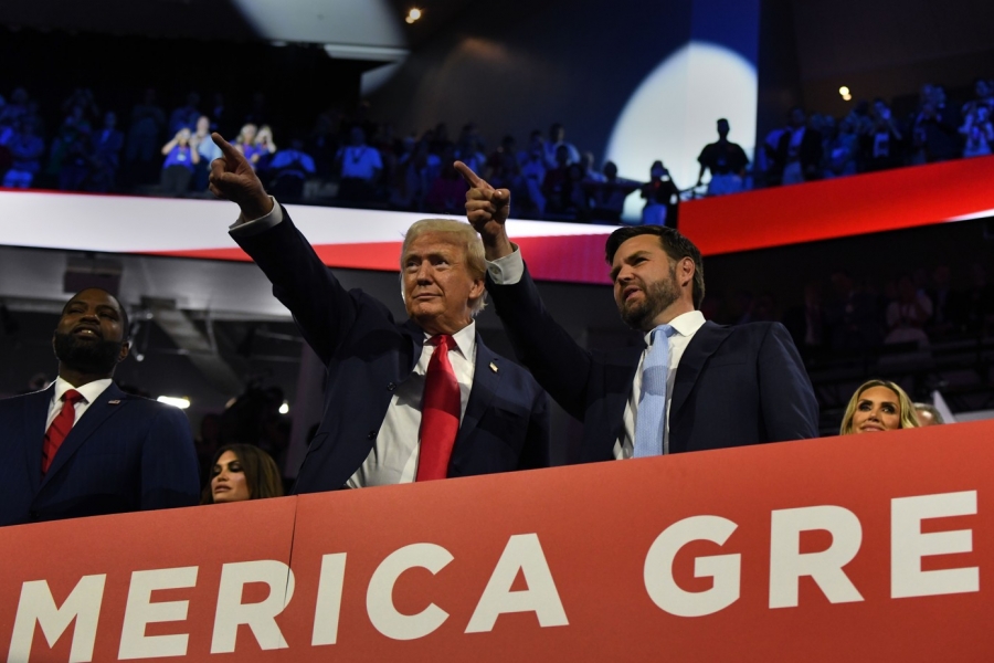 Trump și senatorul de Ohio J.D. Vance la convenția Republicană. Foto: Carol Guzy/ZUMA Press Wire/Shutt / Shutterstock Editorial / Profimedia