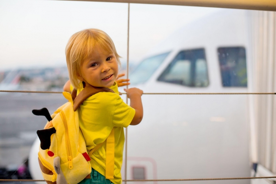 Copil mic în aeroport