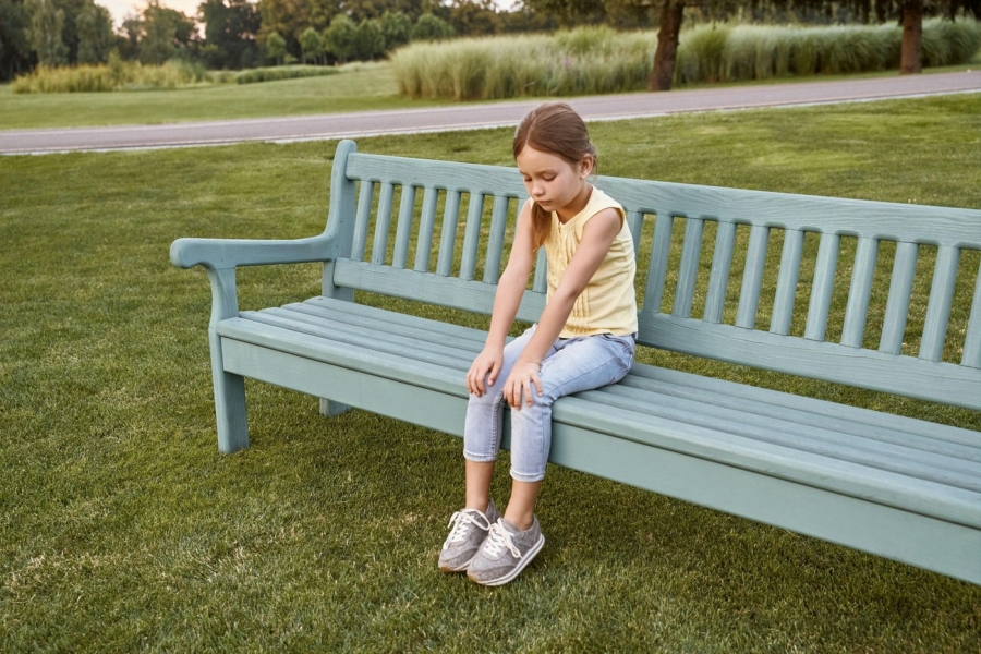 Fetiță singură în parc