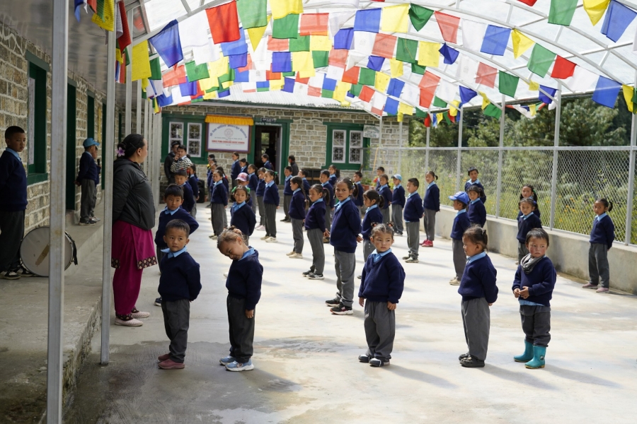 Imagine cu copii din Nepal. Foto: Raluca Hatmanu/Arhivă personală