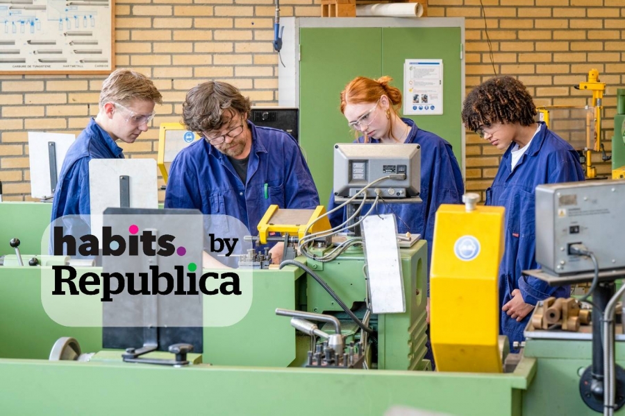 Imagine sugestivă cu tineri elevi de liceu într-un atelier de lucru. Foto: Profimedia Images