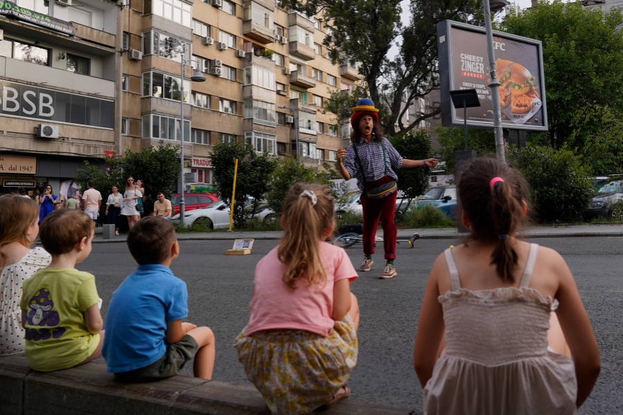 Imagine cu copii care participă la o activitate de teatru stradal. Foto: Inquam Photos / Saul Pop