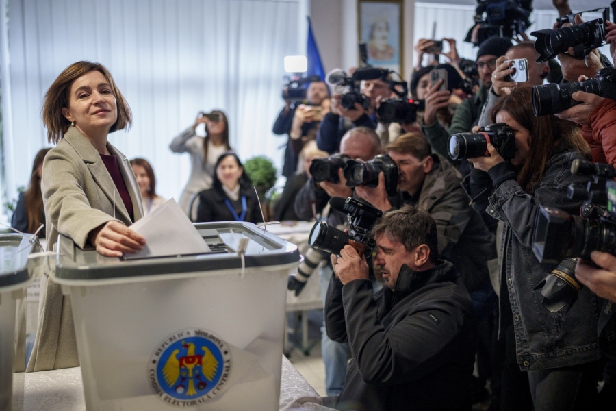 Maia Sandu votează. Foto: Profimedia Images