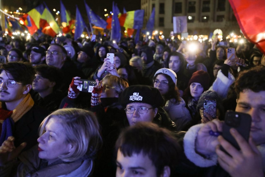 Personalitati ale societatii civile si artisti participa la un miting proeuropean in Piata Universitatii din Bucuresti, 5 noiembrie 2024