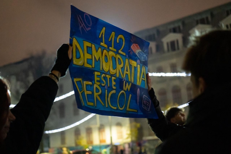 Cateva sute de persoane protesteaza fata de candidatul Calin Georgescu in Piata Universitatii din Bucuresti, 26 noiembrie 2024