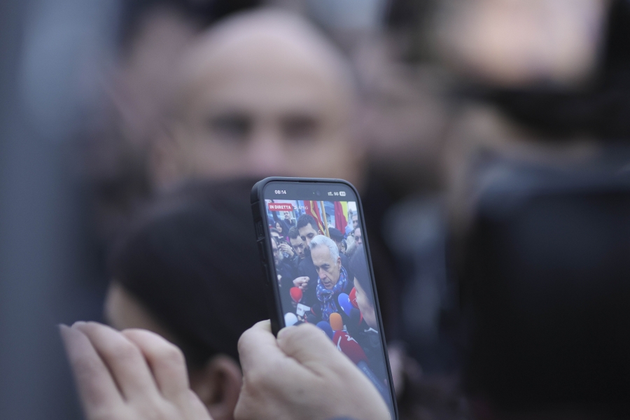 Călin Georgescu - telefon - Inquam Photos / Octav Ganea