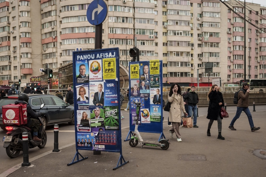 oameni pe strada in Bucuresti - Foto: Vadim Ghirda / AP / Profimedia