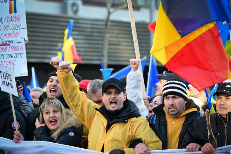 Oameni furiosi la protest