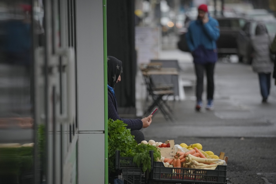 femeie cu legume la colț de stradă