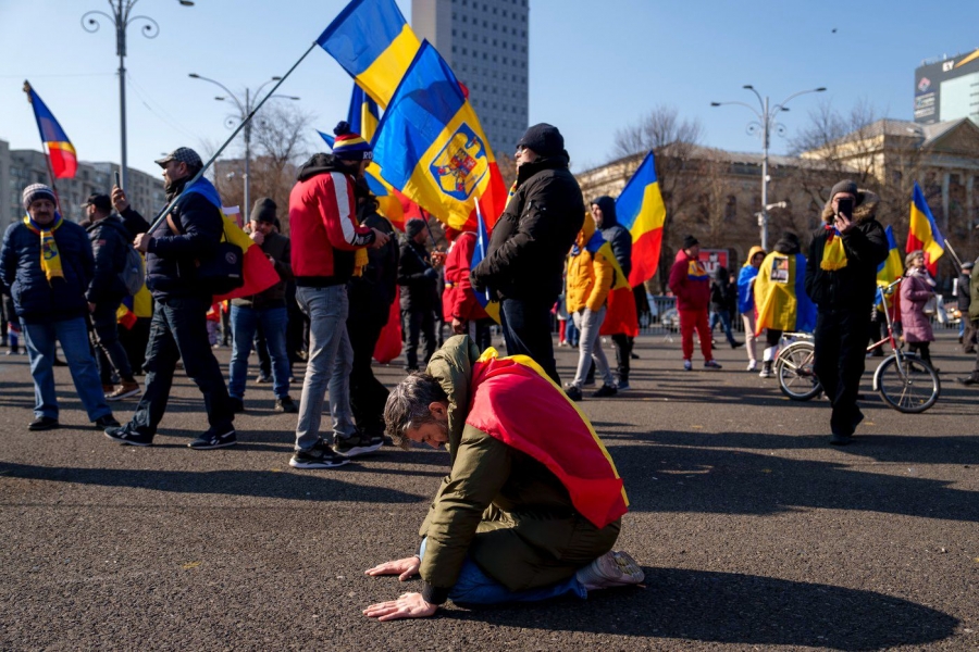 Protestatar în genunchi