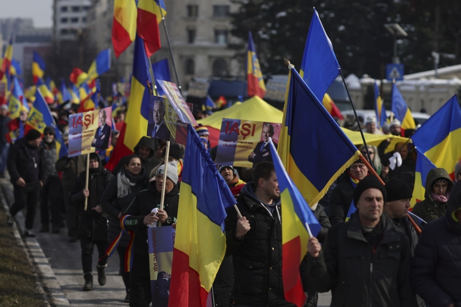 Steaguri tricolore la mitingul lui Călin Georgescu