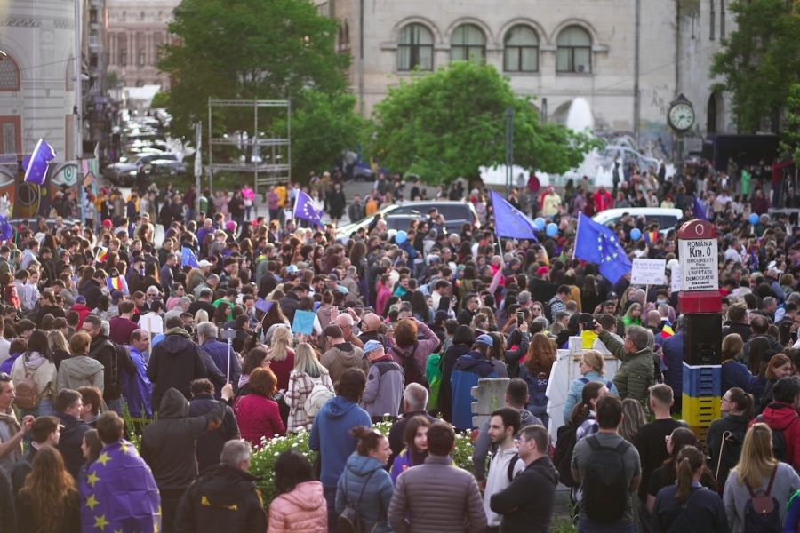 Oameni la o manifestație pro-Europa
