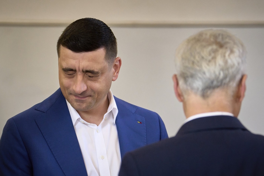 George Simion cu ochii inchisi