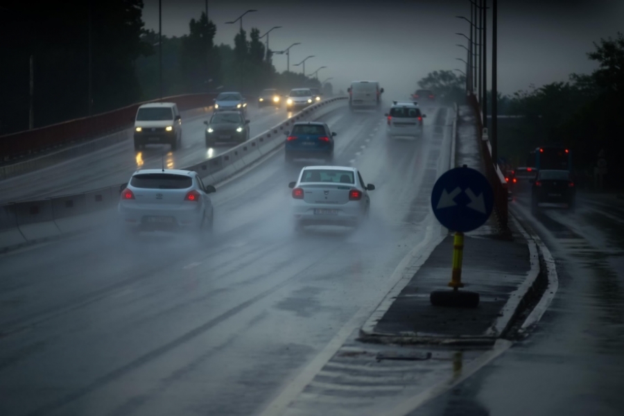 Mașini, ploaie, autostrada