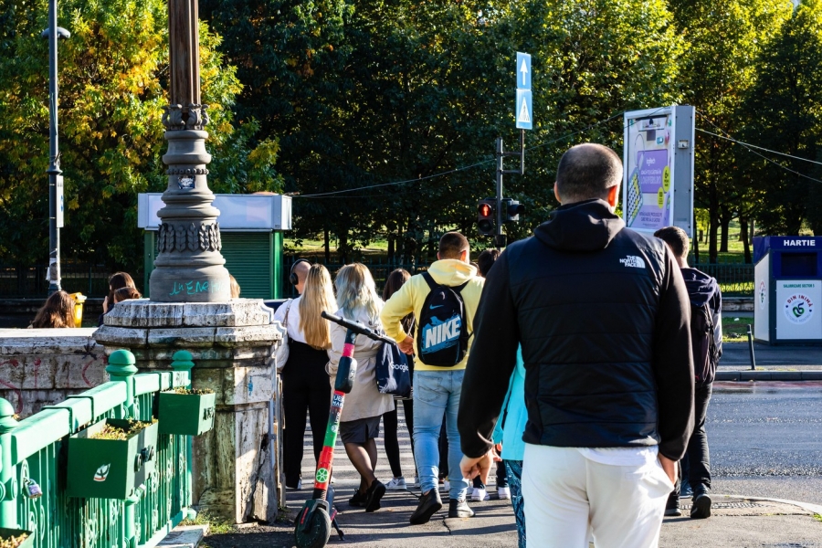 oameni pe stradă - Bucuresti