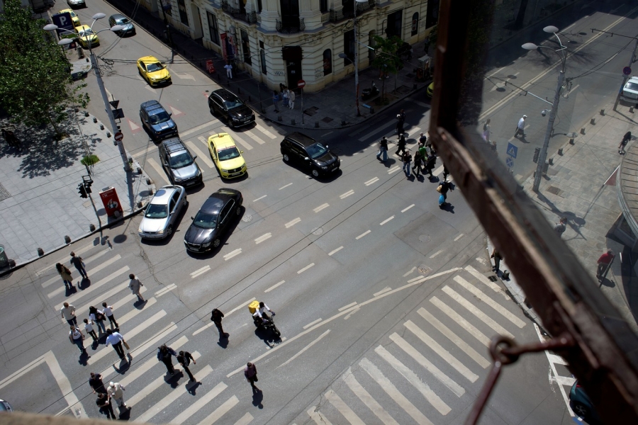 oămeni pe strădă - București