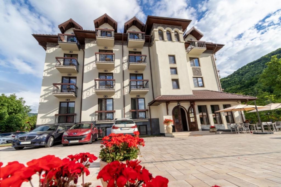 River Hotel