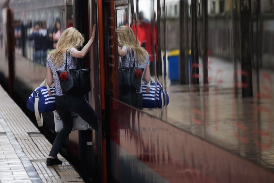 Tânără în tren
