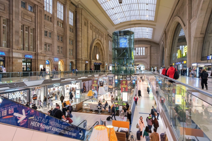shopping - Credit: Guido Schiefer / Alamy / Profimedia