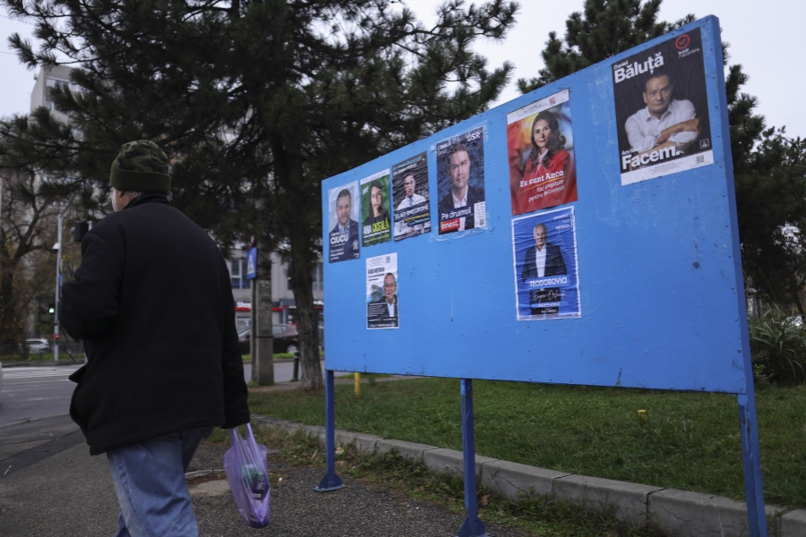 Afișe electorale cu candidații pentru alegerile locale la Primăria Capitalei