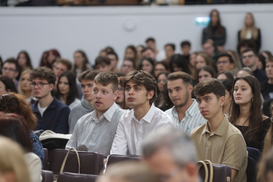 Studenți la Drept în amfiteatru