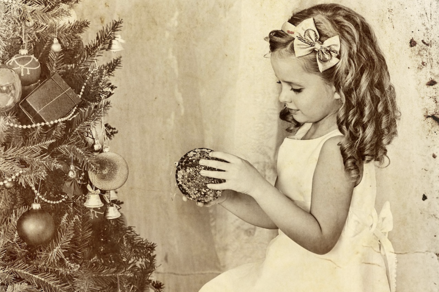 Fetiță împodobește bradul