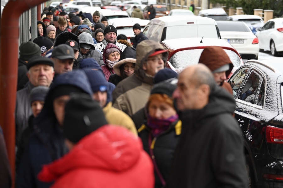 Contribuabili la coadă la impozite