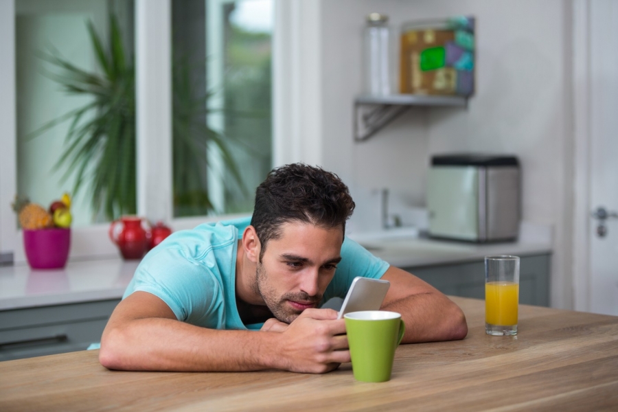 Scrolling / sursa foto: Profimedia