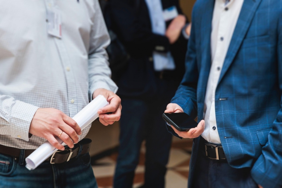 discutie intre doi barbati