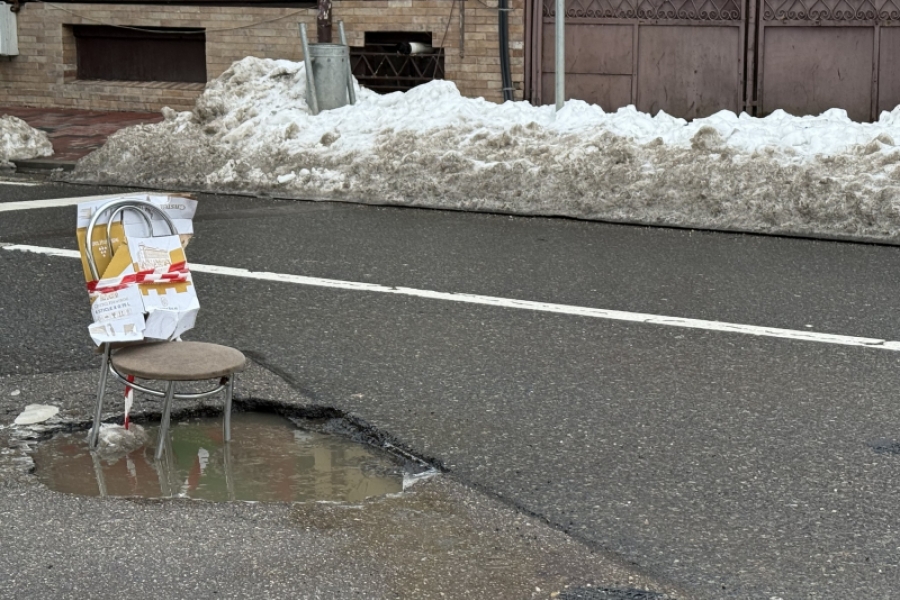 Scaun in groapa / sursa foto: Alex Livadaru