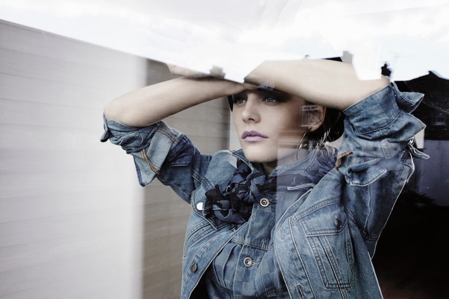 femeie privind pe geam