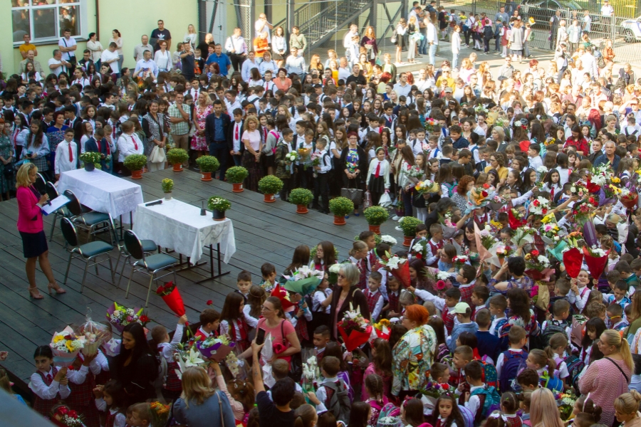 Curtea scolii / sursa foto: Inquam Photos