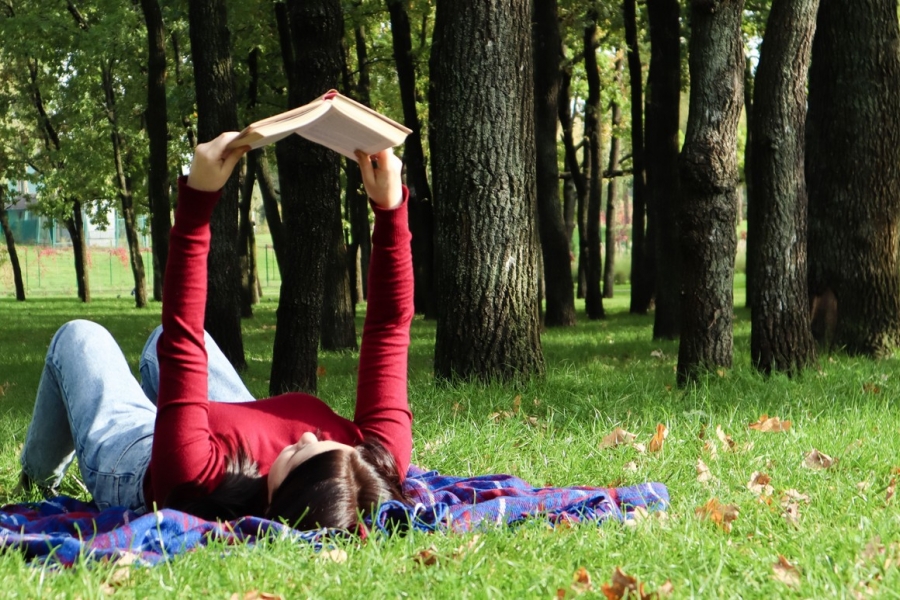 educatie - tanara cu carte