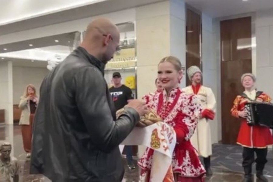 fratii Tate primiti la Moscova cu paine si sare