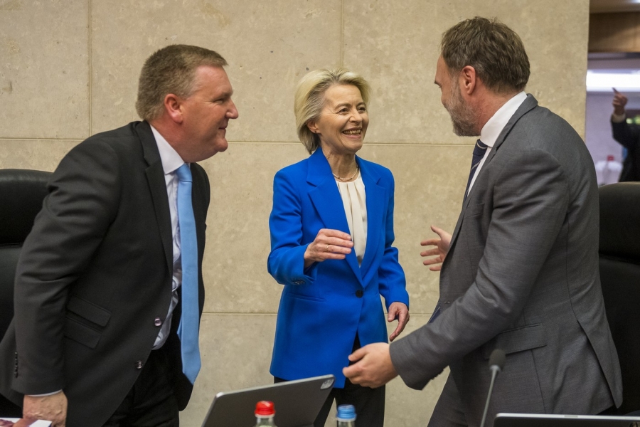 Ursula von der Leyen, președinta Comisiei Europene, discută cu Michael McGrath, 