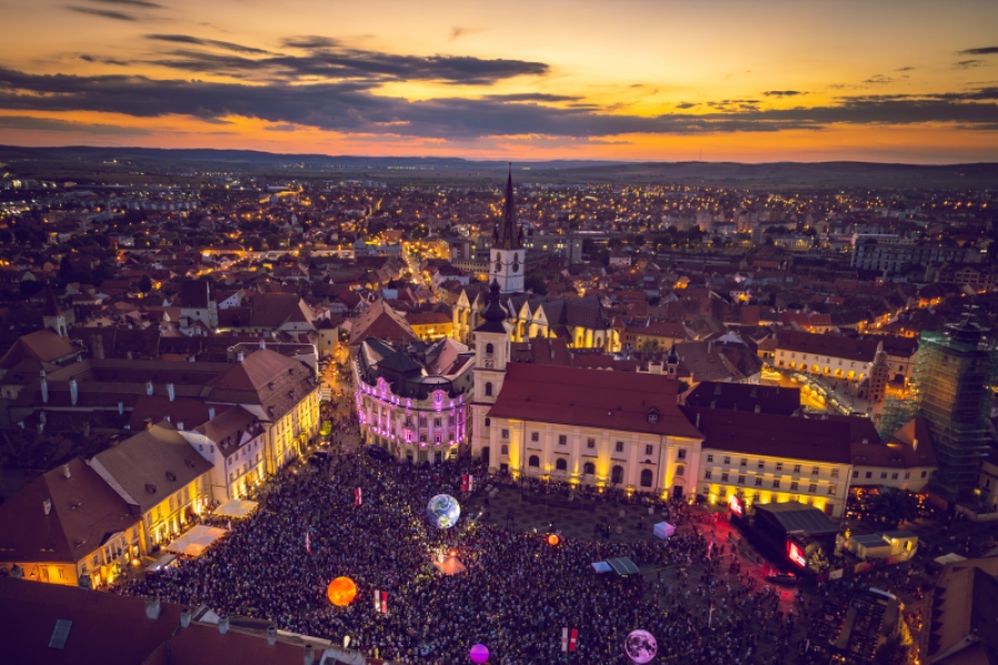 FITS 2026 s-a deschis oficial cu o amplă expoziție dedicată pictorului Ștefan Câlția, un concert dirijat de Maestrul Cristian Măcelaru şi un grandios show de drone
