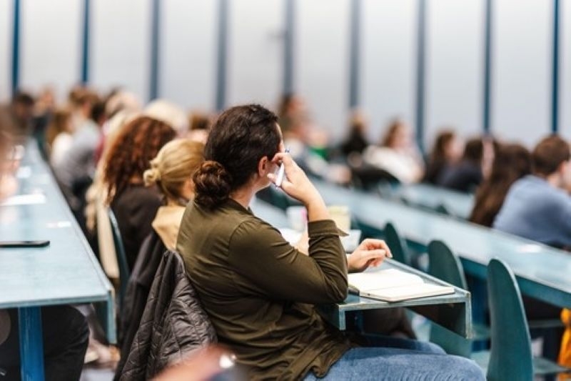oameni participand la un curs