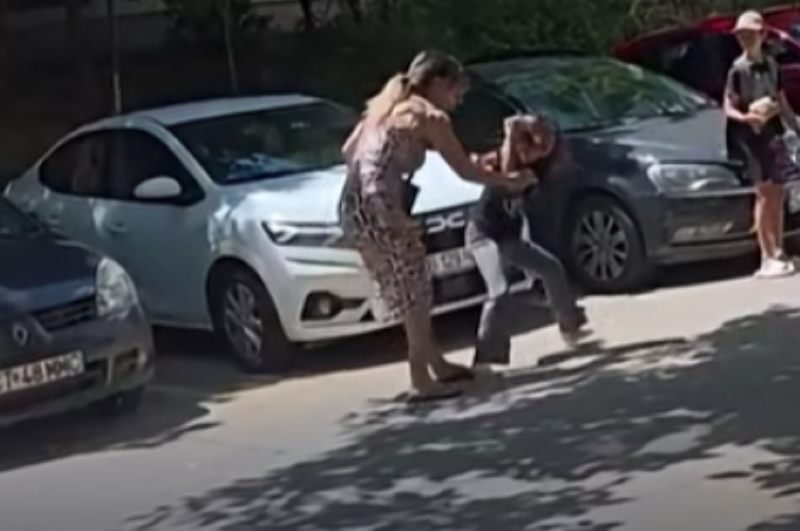 mama care isi bate fetita