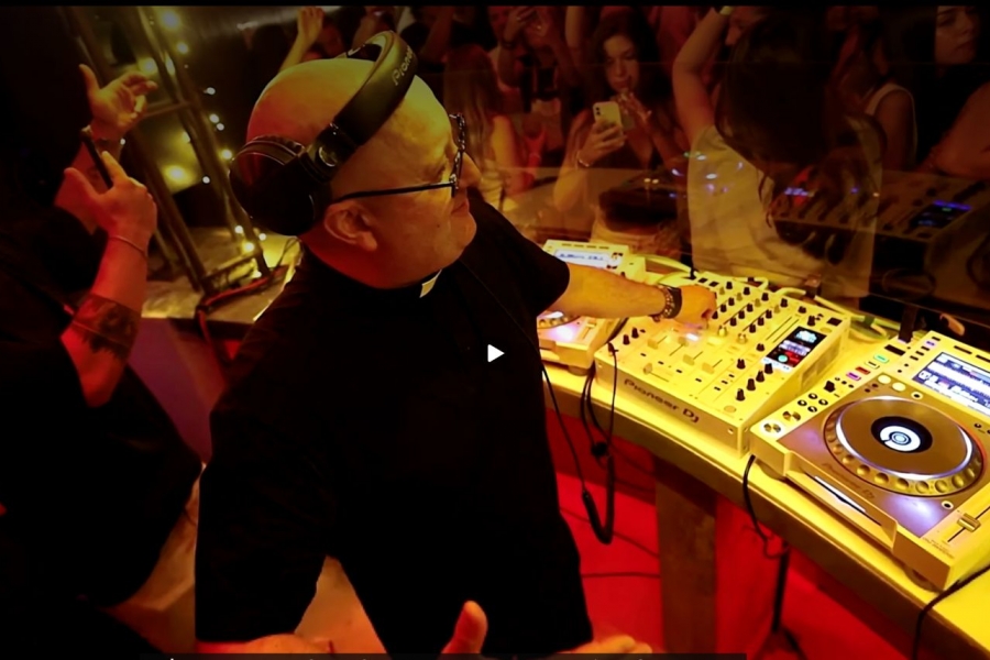 Techno după Liturghie. Și o poveste de viață captivantă - cine este Padre Guilherme, preotul DJ care va mixa pe scena principală la UNTOLD ONE 2026