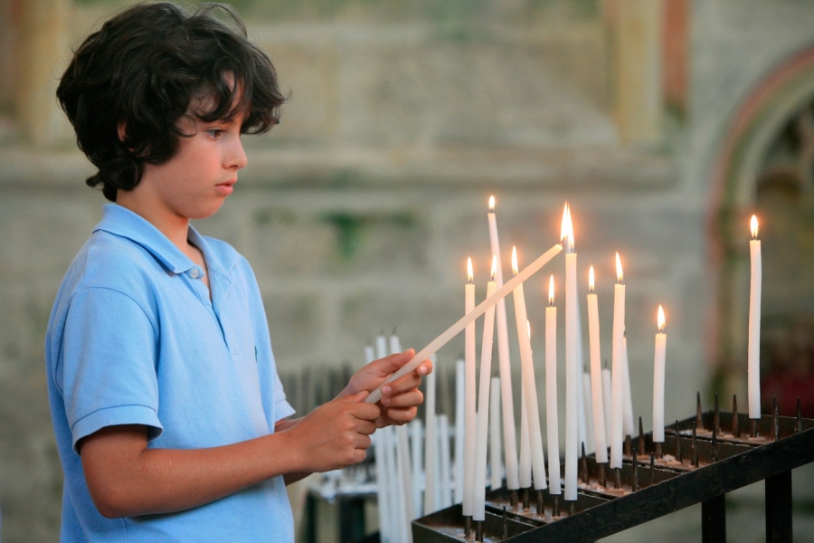 Copil biserica / sursa foto: Profimedia