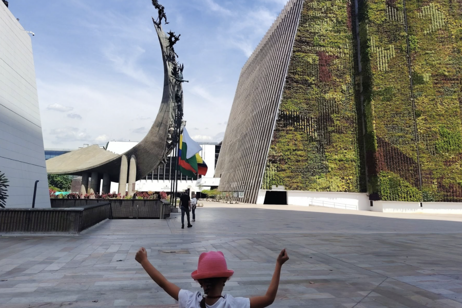 Fetita autoarei in Medellin, Columbia