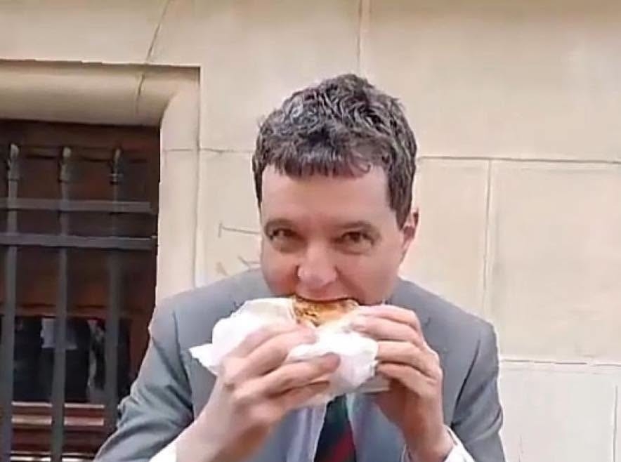 Ce preferă generalul Pahonțu: merdenele sau croasant?
