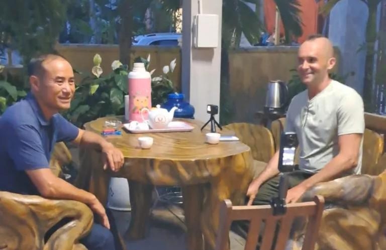 Mihai a plecat din România acum 18 ani și s-a mutat în Vietnam. A învățat vietnameza și a ajuns să-l intervieveze pe omul care a descoperit cea mai mare peșteră din lume