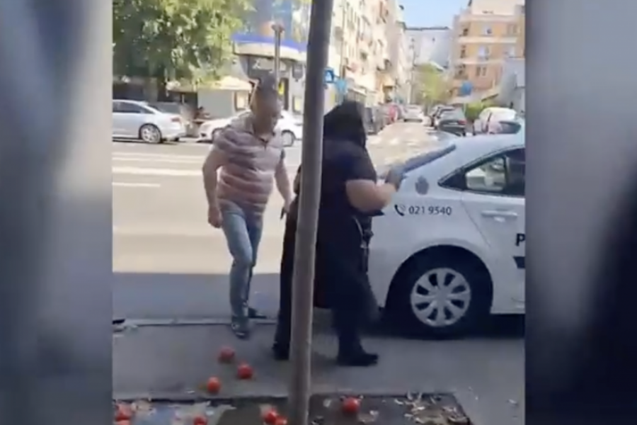 Politistul si batranica / sursa foto: captura Digi24
