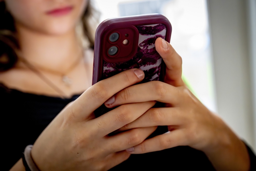 femeie cu telefon