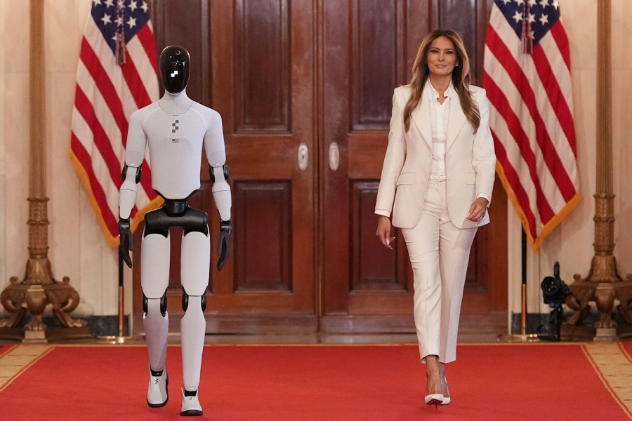 Melania Trump si un robot. Sursa foto: Profimedia