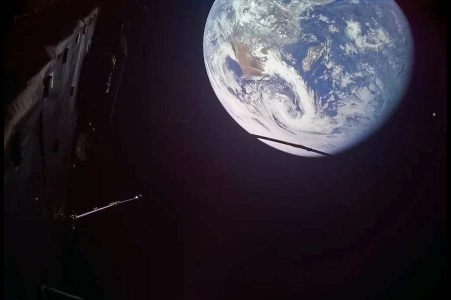 Fotografia zilei: de la 8.640 km depărtare, toate problemele noastre par mărunte