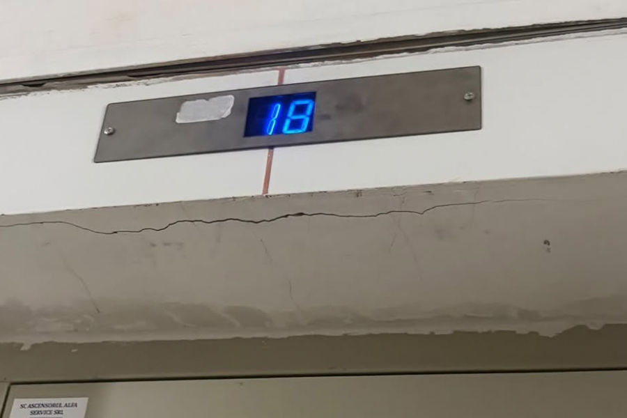 Liftul blocat la etajul 18